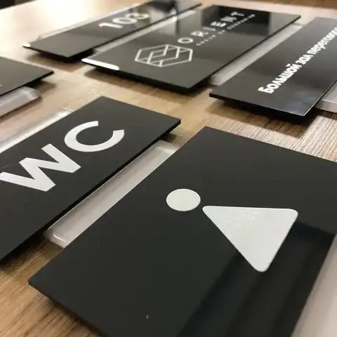 Логотип табличка из акрила