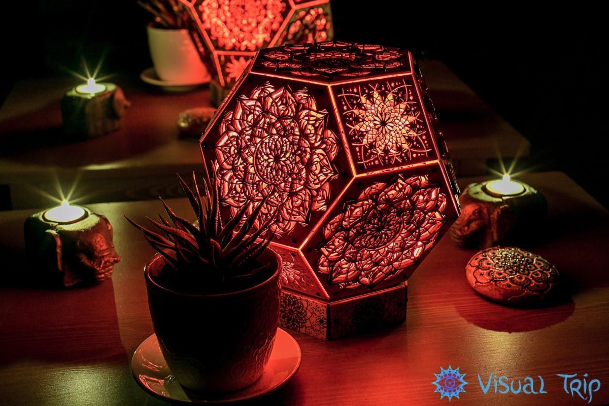 Интерьерный проекционный светильник из фанеры Sacred Love