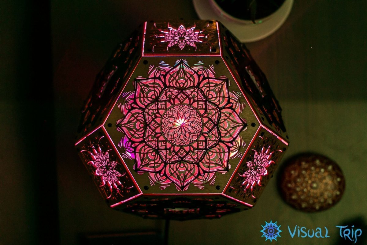 Интерьерный проекционный светильник из фанеры Sacred Love