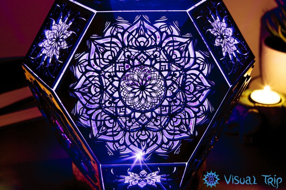 Интерьерный проекционный светильник из фанеры Sacred Love