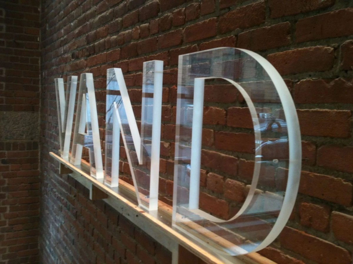 Логотип табличка из акрила