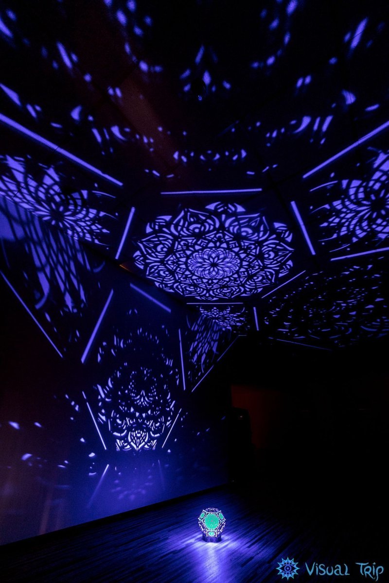 Интерьерный проекционный светильник из фанеры Sacred Love